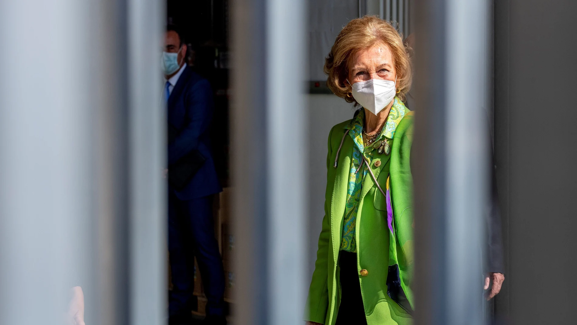 GRAF3032. TOLEDO, 30/09/2020.- La reina doña Sofía visita este miércoles el banco de alimentos de Toledo, donde ha conocido el funcionamiento de esta entidad, que ha visto cómo la pandemia por COVID-19 está dando lugar a un incremento en el número de entidades y personas necesitadas de ayuda. EFE/Ismael Herrero / ***POOL***