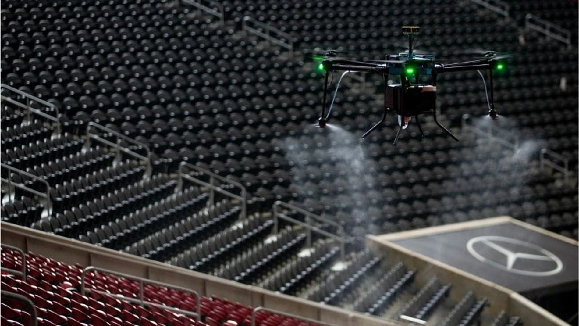 Drones desinfectantes en el Mercedes-Benz Stadium de los Falcons de Atlanta
