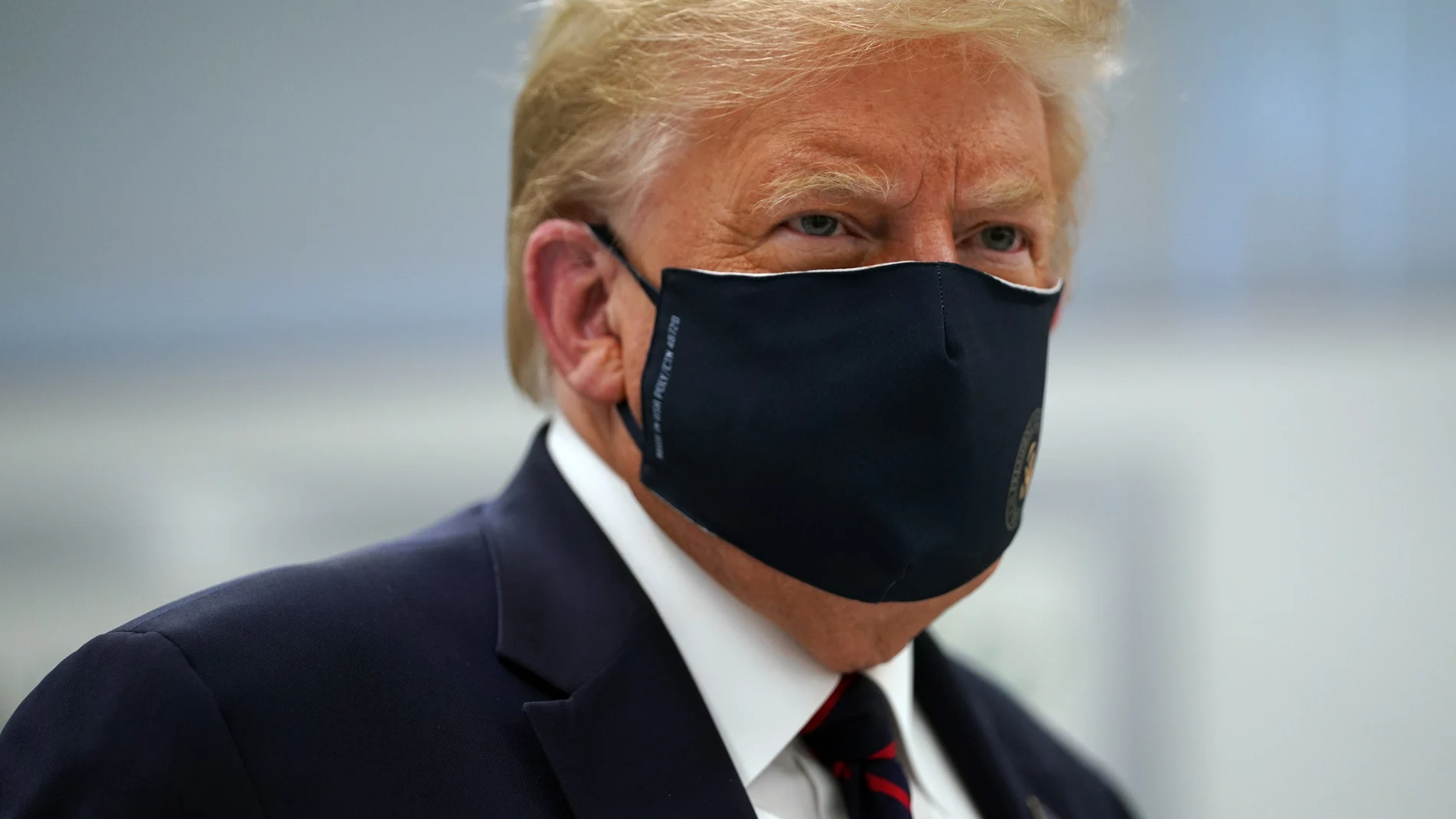 Donald Trump usando mascarilla