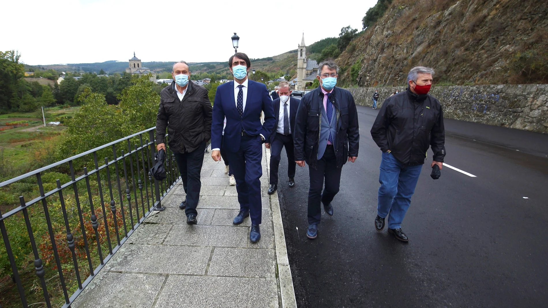 El consejero de Fomento y Medio Ambiente, Juan Carlos Suárez-Quiñones durante una reciente visita al tramo de carretera arreglado en la localidad de Molinaseca (León)