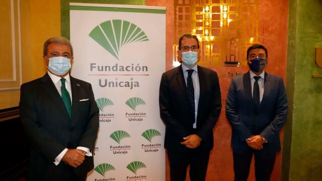 El director general de la Fundación Unicaja, Sergio Corral, el decano del Cuerpo Consular de Málaga, Rafael Pérez, y el cónsul de Armenia en Málaga, Alberto Benito, en el acto de firma del convenio