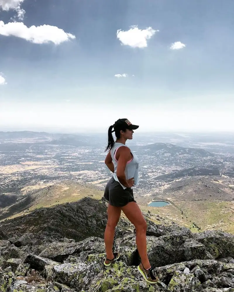 Mireia Borras en uno de sus "lugares favoritos", la montaña tras escalarla