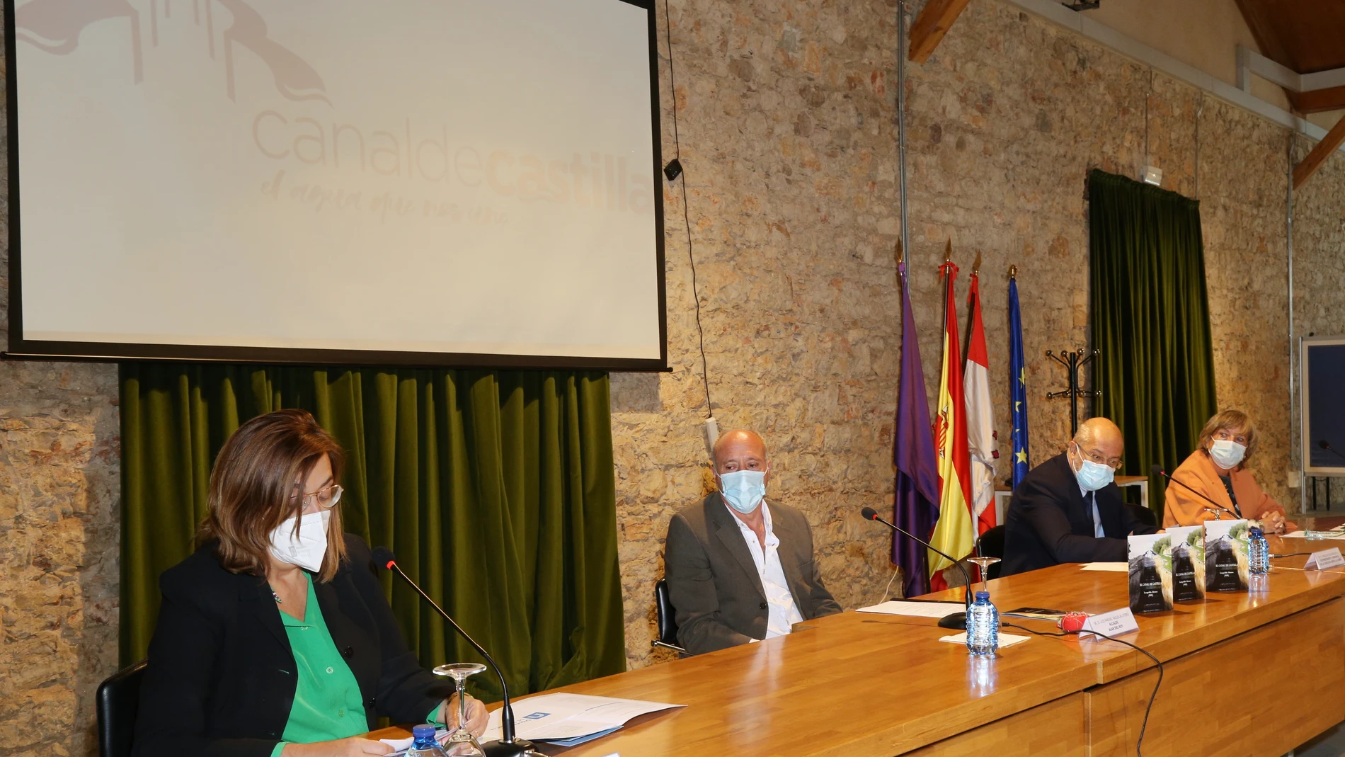 El vicepresidente, portavoz y consejero de Transparencia, Ordenación del Territorio y Acción Exterior, Francisco Igea, junto a la presidenta de la Confederación hidrográfica del Duero, Cristina Danés, y a la presidenta de la Diputación, Ángeles Armisen (i), participa en la presentación institucional de la Declaración del Bien de Interés Cultural de la película 'El Canal de Castilla'.