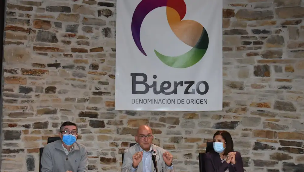 Jesús Julio Carnero durante su reunión en el Consejo Regulador del Bierzo