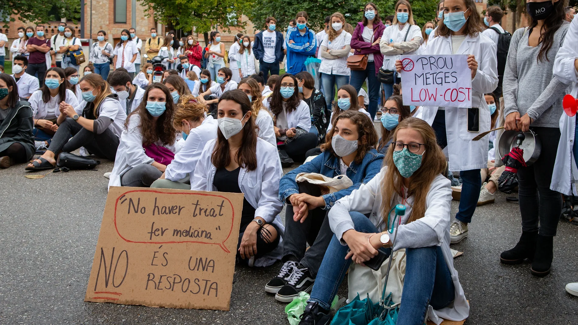 Decenas de médicos internos residentes (MIR) se han concentrado esta mañana ante la consellería de Salud en el octavo y último día de la huelga que llevan a cabo para reivindicar mejoras en la formación, sus derechos laborales y la retribución que perciben. EFE/Enric Fontcuberta