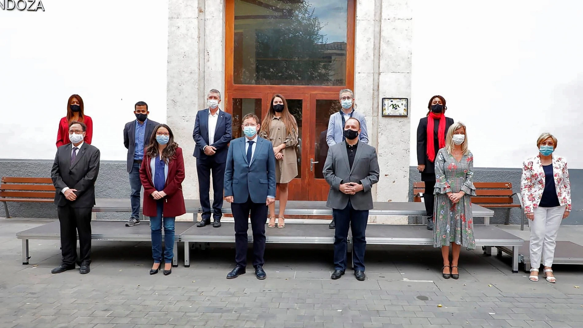 El president de la Generalitat, Ximo Puig (centro), junto con los miembros del Consell, inicia los trabajos del Seminari de Govern-Tardor 2020, que tiene lugar en Ayora y Cofrentes. EFE/Generalitat Valenciana
