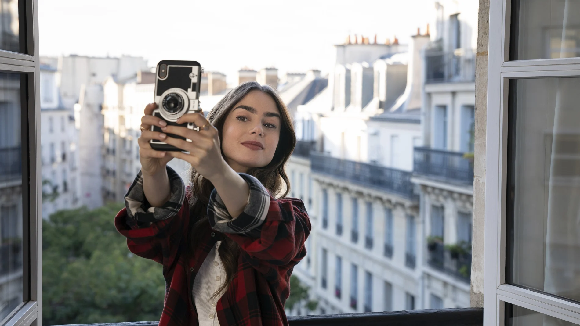 La actriz Lily Collins en una escena de la serie de Netflix "Emily in Paris".