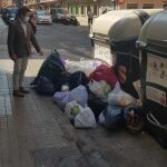 Contenedores llenos en el barrio de Orriols