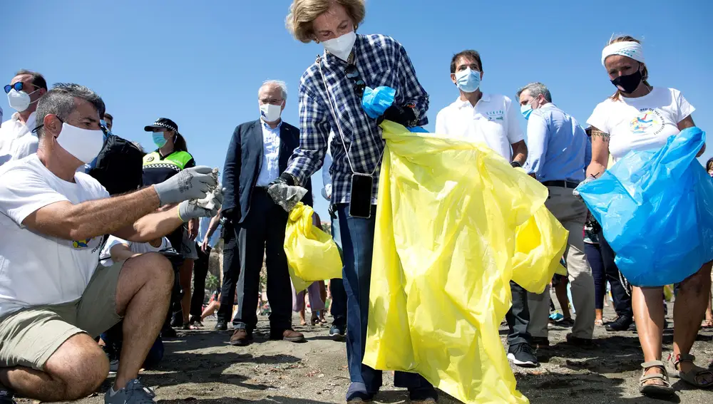 MÁLAGA, 19/09/2020.- La reina doña Sofía participa junto a varios voluntarios en la limpieza de una playa en la localidad del Rincón de la Victoria (Málaga), donde se ha sumado a la campaña de limpieza de basura en entornos naturales '1m2 por las playas y los mares' del Proyecto LIBERA, una iniciativa ambiental liderara por Ecoembes y SEO/BirdLife con la que mantiene una colaboración desde el año 2018 a través de su fundación. EFE/Daniel Pérez