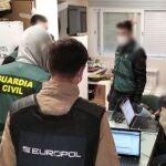 La Guardia Civil y la Europol durante una detención en Madrid en una foto de archivo