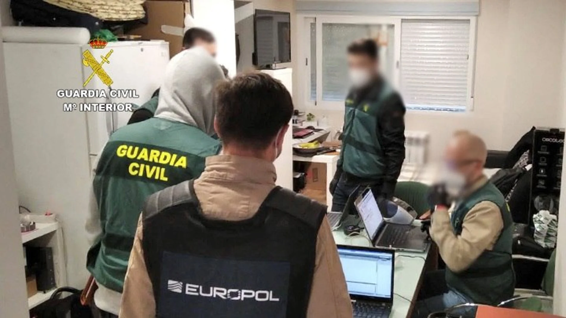 La Guardia Civil y la Europol durante una detención en Madrid en una foto de archivo