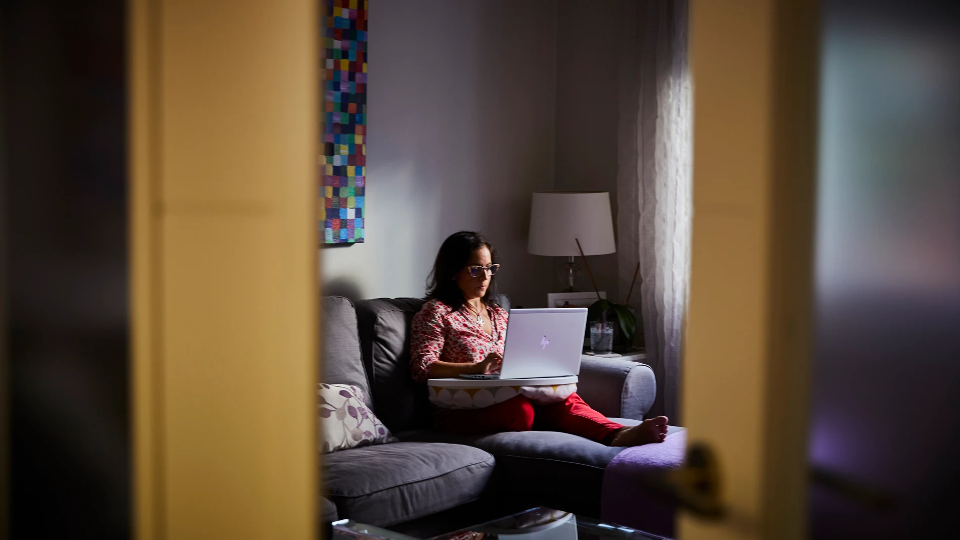 Imagen de una empleada trabajando desde casa