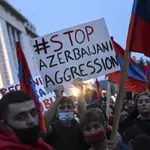 Protestantes en la ciudad de Thessaloniki, al norte de Grecia, demuestran su apoyo por Armenia frente a Azerbaiyán Oct. 3, 2020.