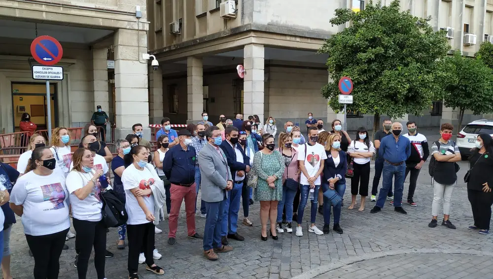 Una concentración en la Audiencia de Sevilla en demanda de prisión permanente revisable para los condenados por el triple crimen de Dos Hermanas