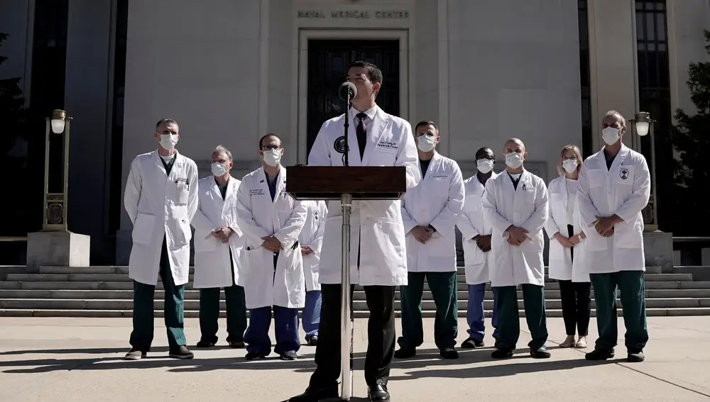 Rodeado por otros médicos, el doctor Sean Conley, el médico del presidente Trump, dio una rueda de prensa sobre la salud de Donald Trump en el Walter Reed National Military Medical Center, en Bethesda, Maryland
