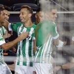 Los jugadores del Betis celebran un gol