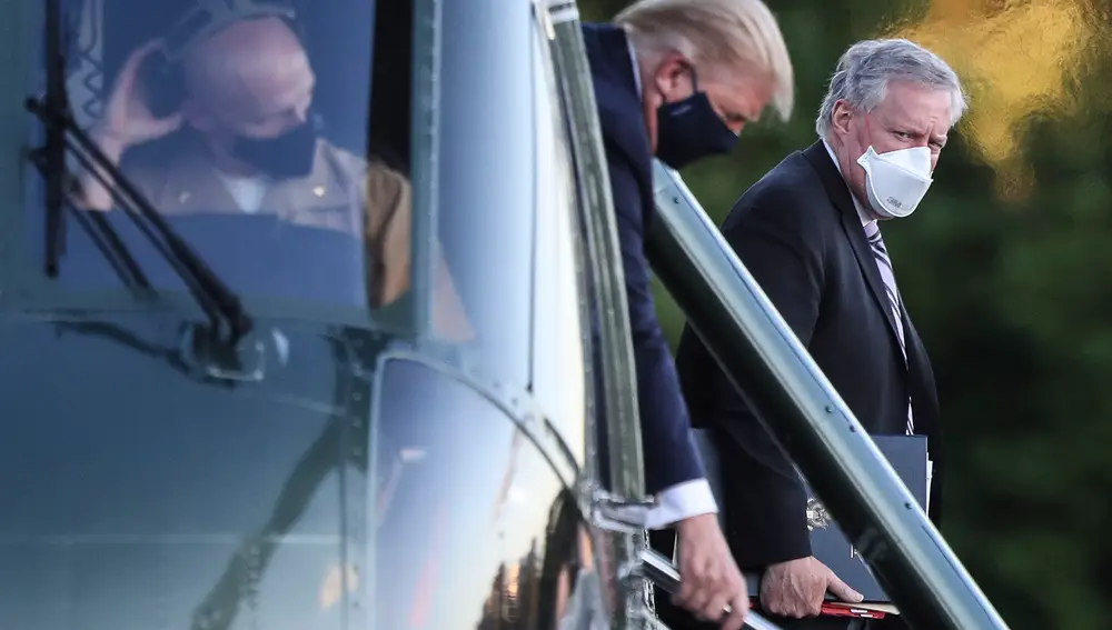 El jefe de Gabinete de la Casa Blanca, Mark Meadows, acompaña al presidente Donald Trump al helicóptero para ser ingresado en el hospital militar