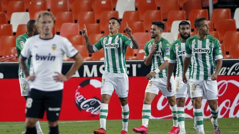 Los jugadores del Betis celebran un gol.