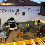 Coche empotrado en un restaurante en la carretera leonesa