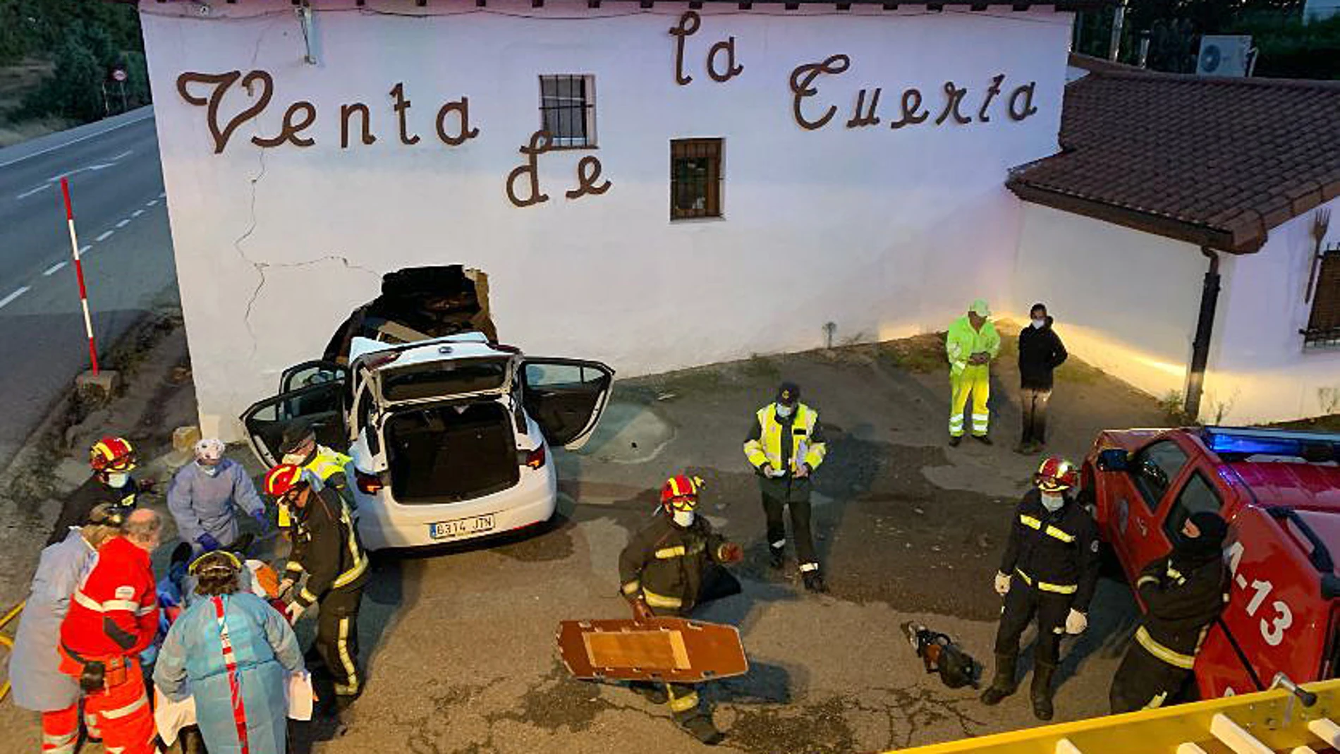 Coche empotrado en un restaurante en la carretera leonesa