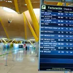 Paneles informativos en el Aeropuerto de Madrid Aeropuerto de Madrid-Barajas Adolfo Suárez durante el primer día con nuevas restricciones en la movilidad