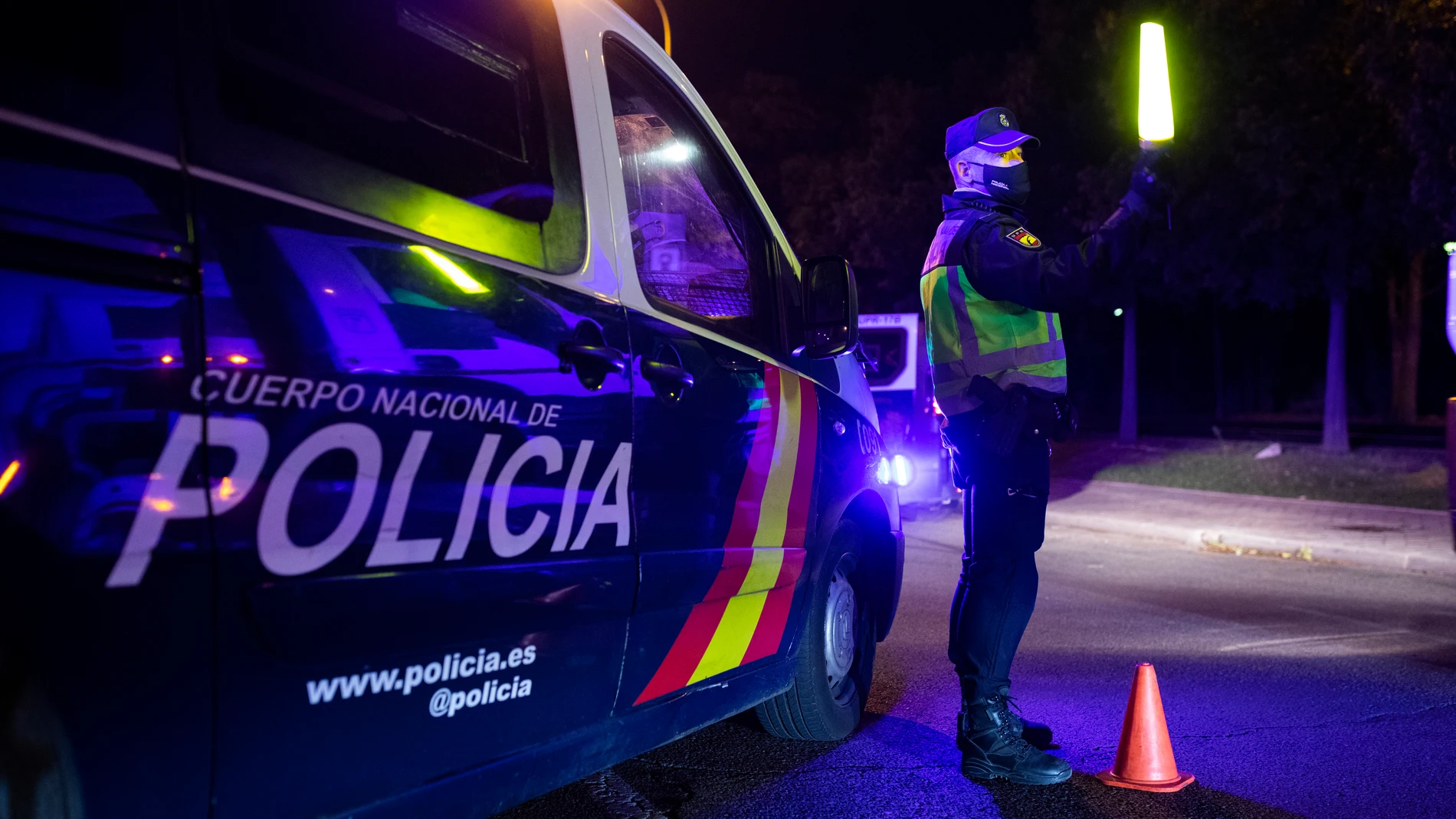 Imágen de un control de Policia Nacional en la Avenida de los Poblados de Madrid, informando de las nuevas restricciones