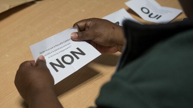 Un voluntario cuenta los votos en un colegio electoral de Numea, Nueva Caledonia