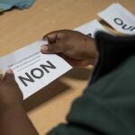 Un voluntario cuenta los votos en un colegio electoral de Numea, Nueva Caledonia