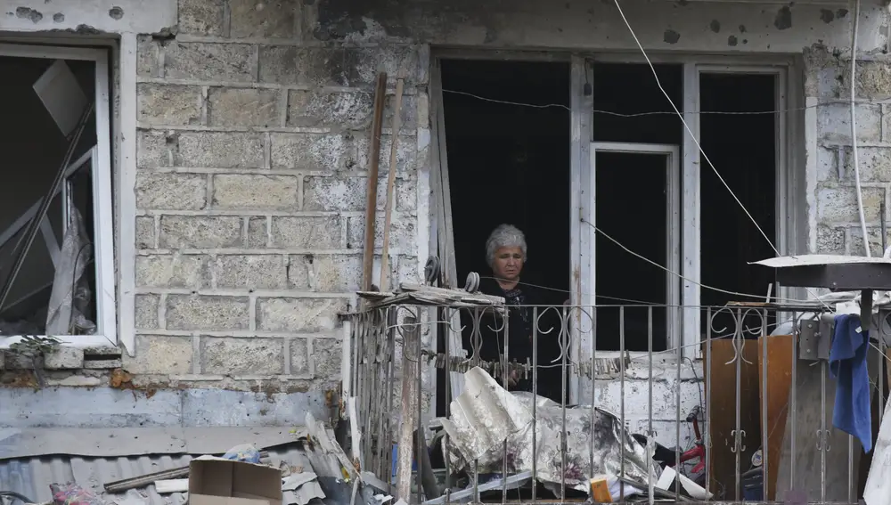 Una mujer en su apartamento, en una zona residencial que ha quedado dañada tras un bombardeo del Ejército de Azerbaiyán