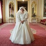 La actriz Emma Corrin luce el vestido nupcial de Lady Di en "The Crown"