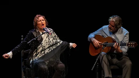 Estrella Morente y el guitarrista Rafael Riqueni, en la XXI Bienal de Flamenco de Sevilla.
