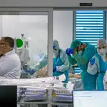 Personal sanitario trabaja en la unidad de cuidados intensivos montada temporalmente para atender a los enfermos de coronavirus en el hospital Germans Trias i Pujol de Badalona (Barcelona)