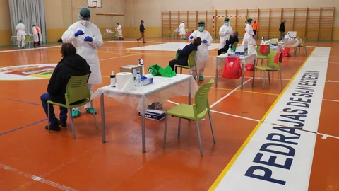 Sanitarios trabajan realizando test de antígenos a los vecinos de la localidad de Pedrajas de San Esteban, Valladolid, Castilla y León, (España) a 4 de octubre de 2020. Además, la Junta de Castilla y León publicó en el BOCyL de este sábado dos órdenes de la Consejería de Sanidad por las que se prorrogan las medidas de confinamiento en los municipios vallisoletanos de Íscar y de Pedrajas de San Esteban debido al incremento de casos de Covid-19.CORONAVIRUS;PANDEMIA;COVID-19;ENFERMEDADPhotogenic/M.A Santos / Europa Press04/10/2020