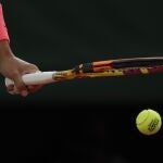 Nadal bota la pelota en uno de sus partidos en Roland Garros 2020