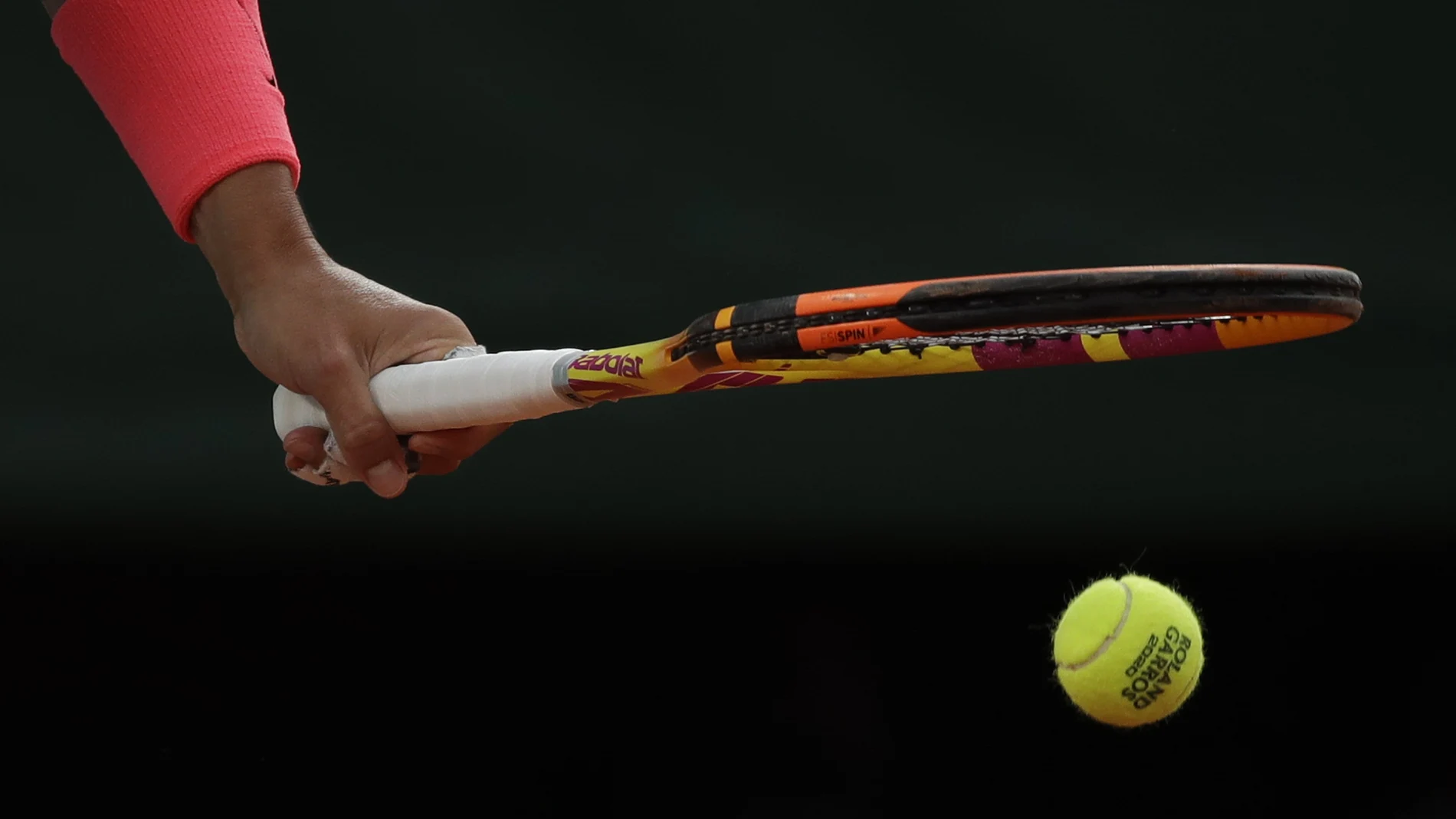 Nadal bota la pelota en uno de sus partidos en Roland Garros 2020