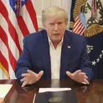 Donald Trump reapareció en un vídeo de Twitter para decir que se encuentra “mucho mejor” y está trabajando para “volver del todo”