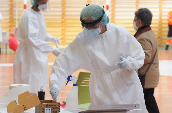Sanitarios trabajan realizando test de antígenos en Valladolid