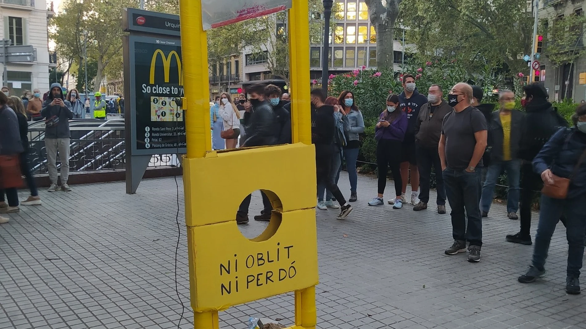 Los CDR colocan una guillotina de cartón con una foto del rey Felipe VI y una cabeza de cerdo en la plaza Urquinaona de Barcelona este sábado