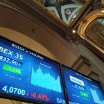 Una pantalla de la Bolsa de Madrid muestra la cotización del IBEX 35 este lunes