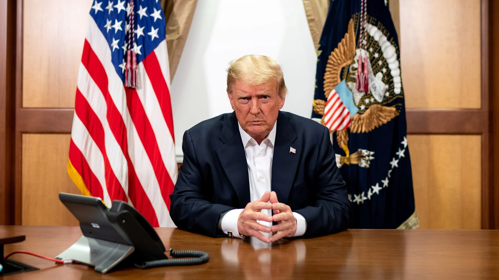 El presidente de los Estados Unidos, Donald Trump, en una llamada telefónica con el vicepresidente Mike Pence, el secretario de Estado Mike Pompeo y el presidente del Estado Mayor Conjunto, el general Mark Milley ayer en la sala de conferencias en el Centro Médico Militar Nacional Walter Reed en Bethesda, Maryland