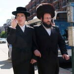 Dos hombres sin mascarilla de la comunidad jasídica en el barrio de Williamsburg, en Brooklyn, Nueva York