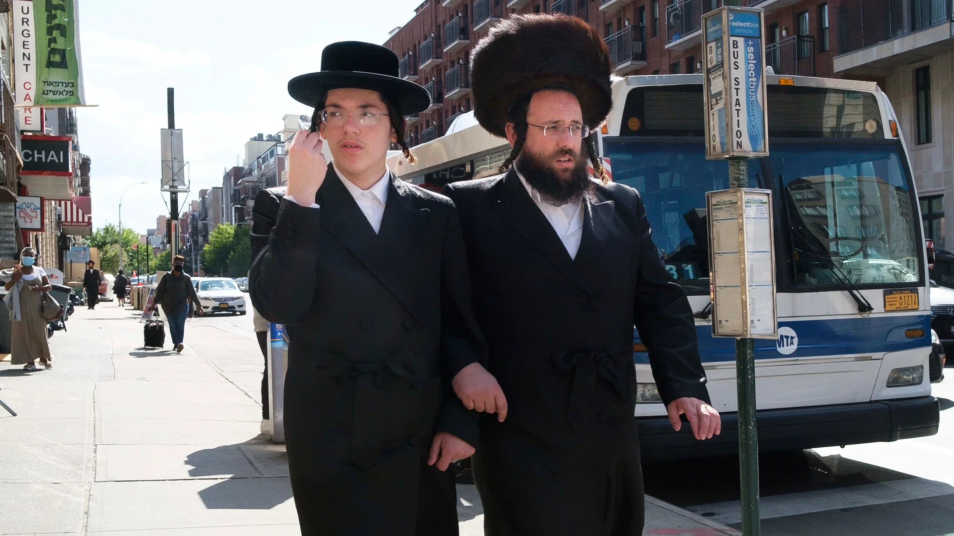 Dos hombres sin mascarilla de la comunidad jasídica en el barrio de Williamsburg, en Brooklyn, Nueva York