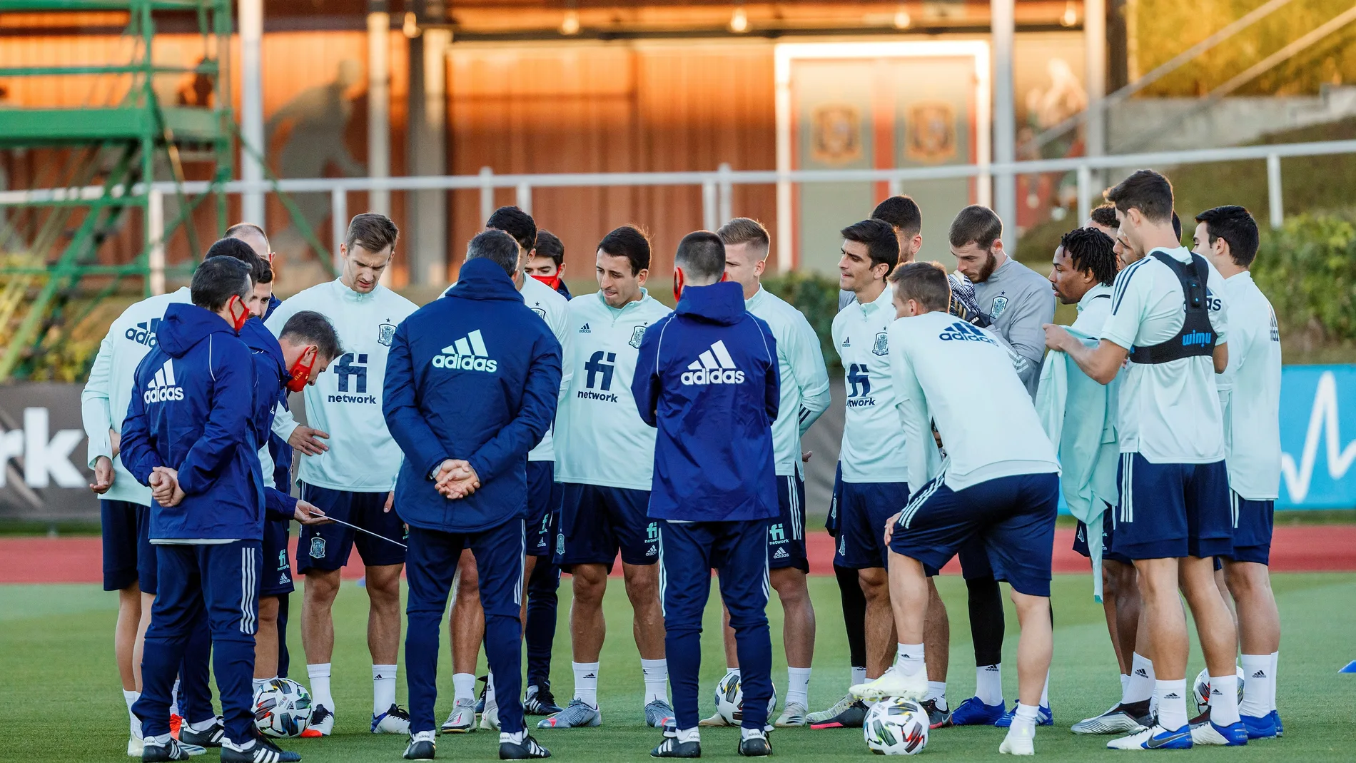Jugadores y cuerpo técnico de la selección española participan durante una sesión de entrenamientos este lunes en La Ciudad del Fútbol de Las Rozas, en Madrid.
