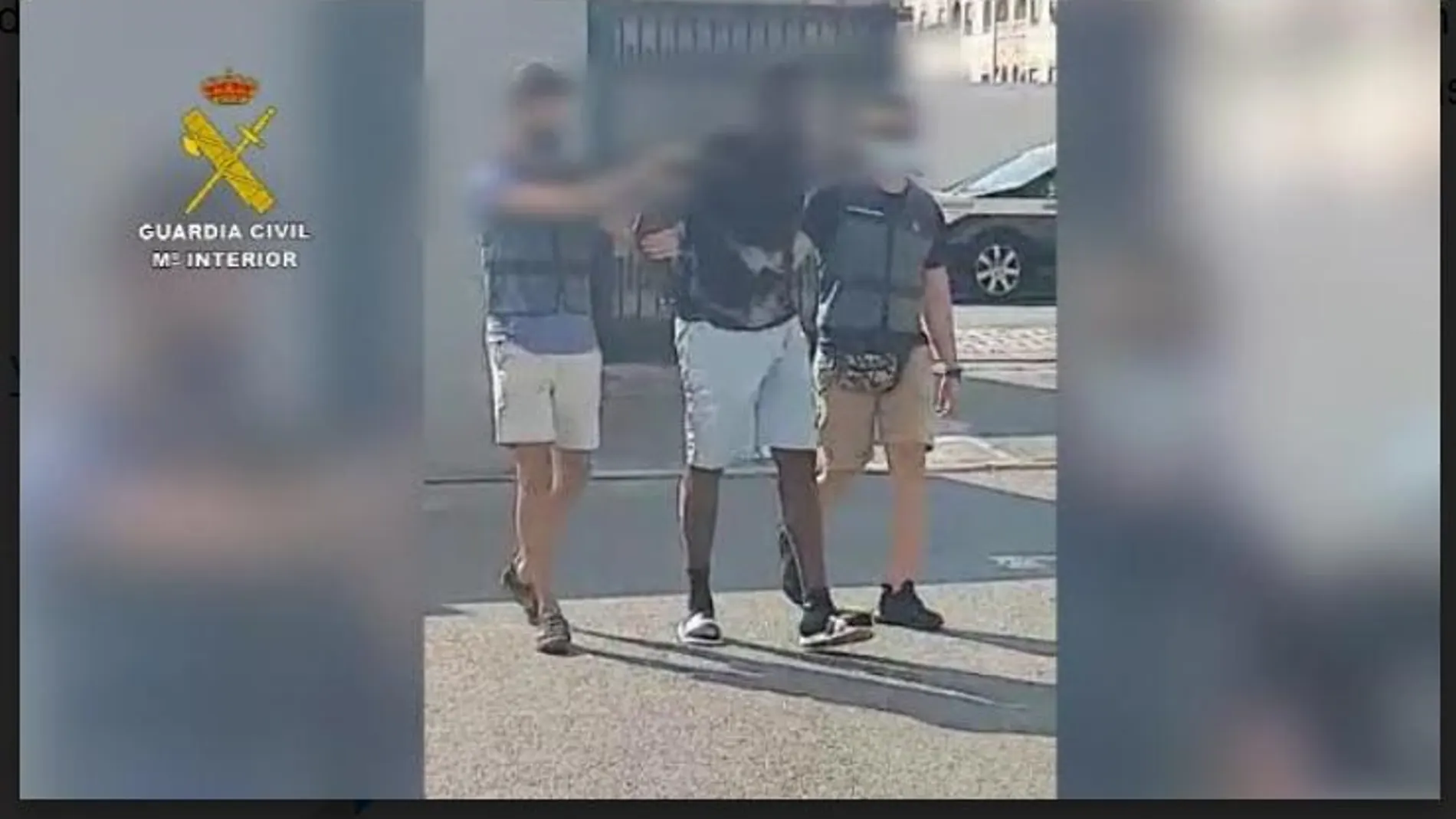 Agentes de la Guardia Civil conducen al detenido