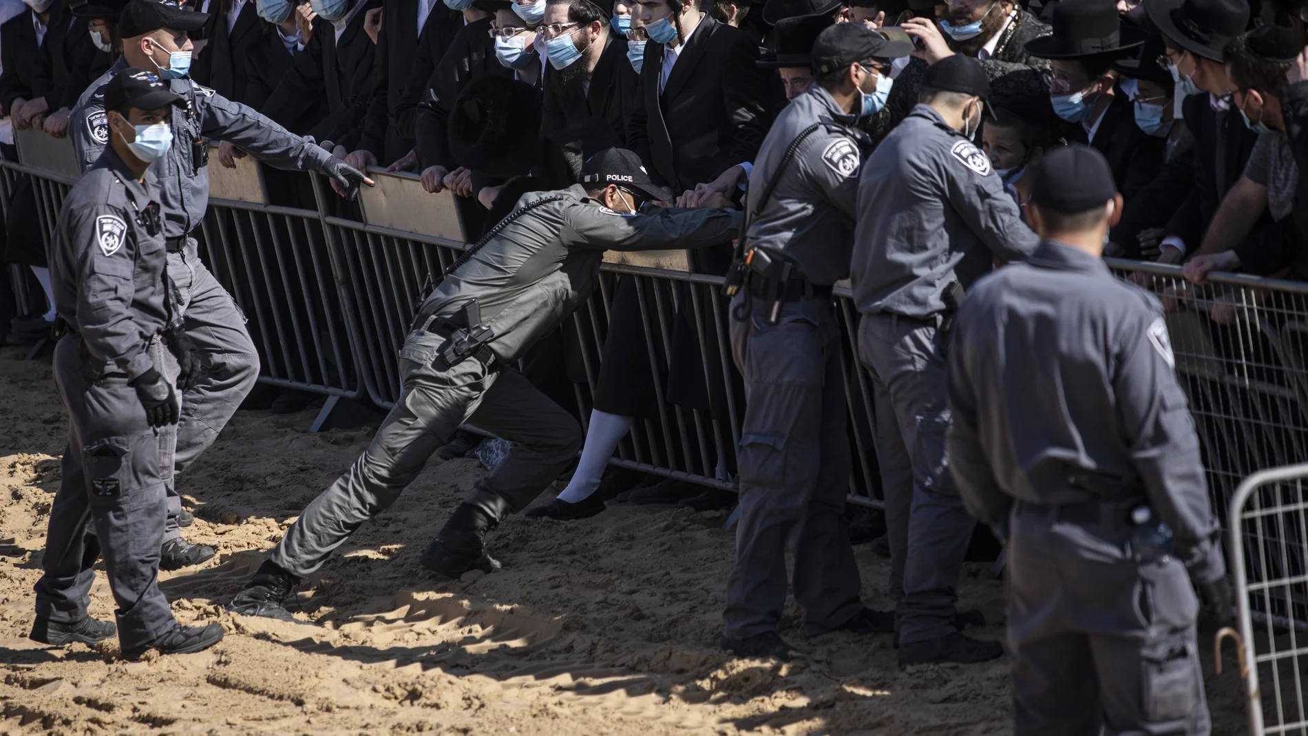 La policía israelí trata de contener a un grupo de ultraortodoxos