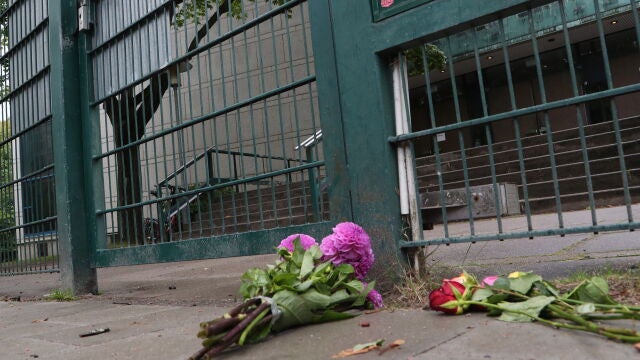 Flores en la entrada de la sinagoga Eimsbuettel, en Hamburgo, donde ayer se produjo el ataque