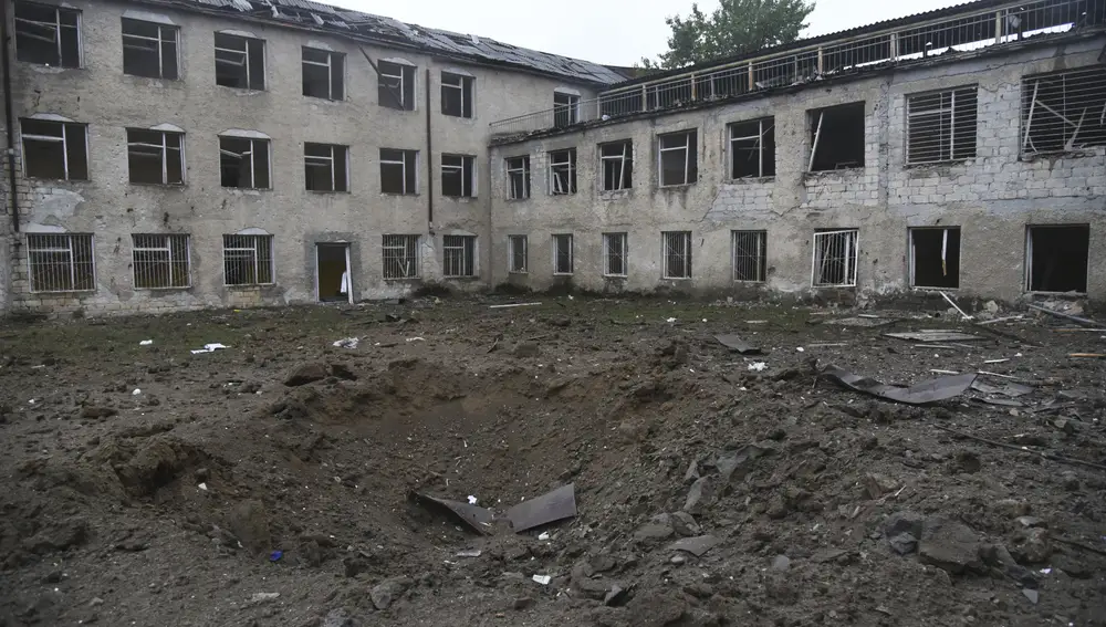 Un cráter en un patio de colegio tras el bombardeo del Ejército de Azerbaiyán en Stepanakert, ayer