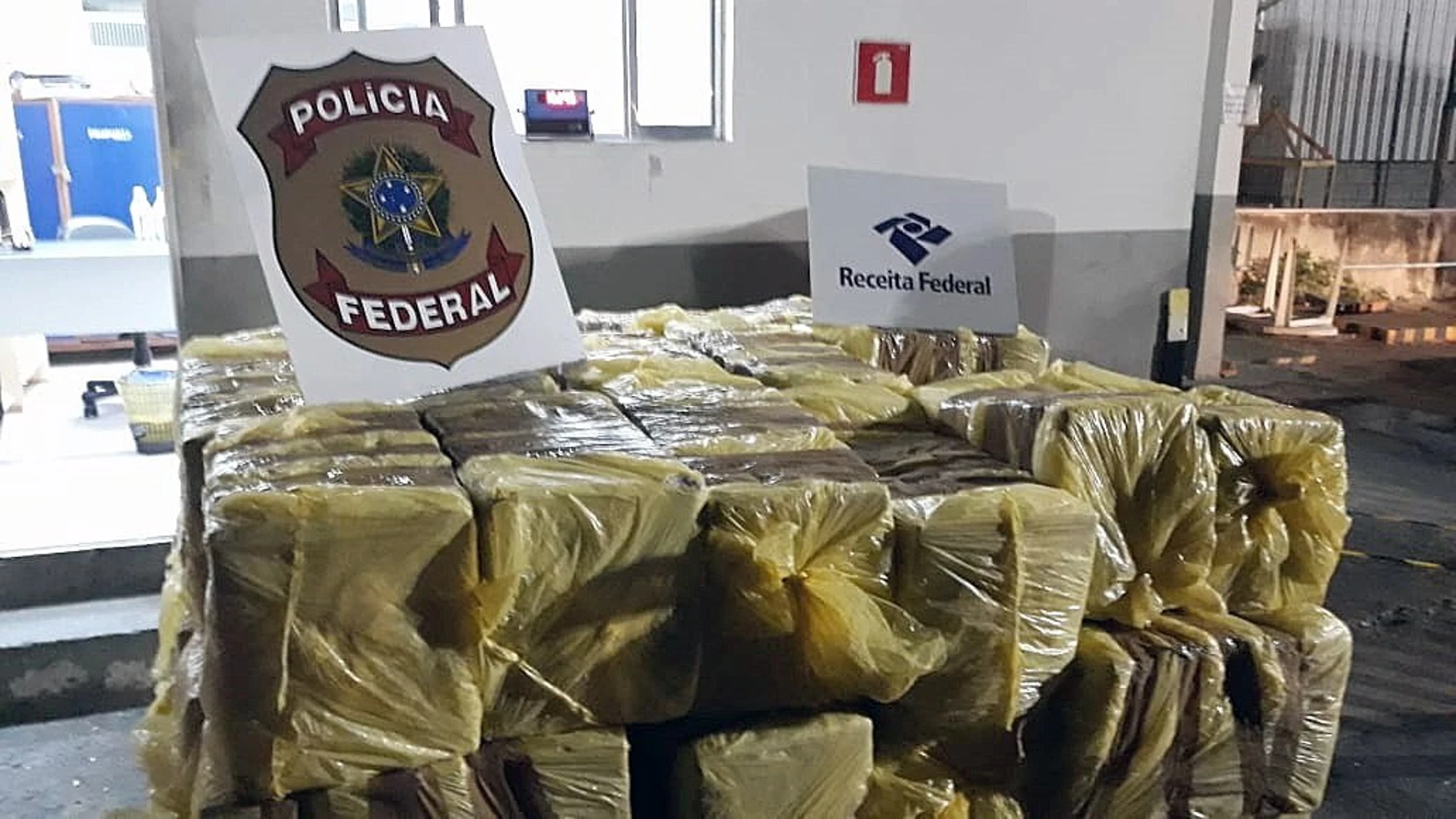 Cargamento incautado de 1,5 toneladas de cocaína escondido en medio de una carga de maíz en un carguero que tenía como destino el puerto español de Cádiz, el año pasado