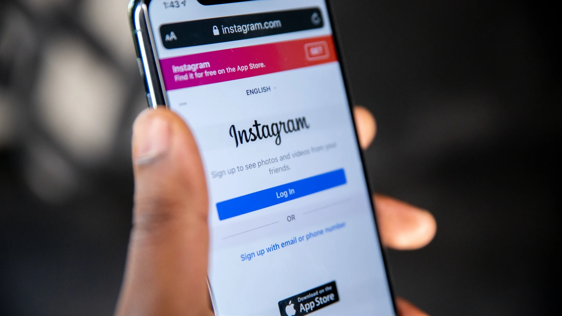 Un usuario accede a su cuenta de Instagram