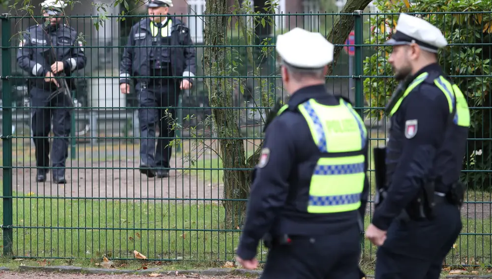 La Policía vigila los alrededores de la sinagoga de Eimsbuettel en Hamburgo, después del ataque de ayer
